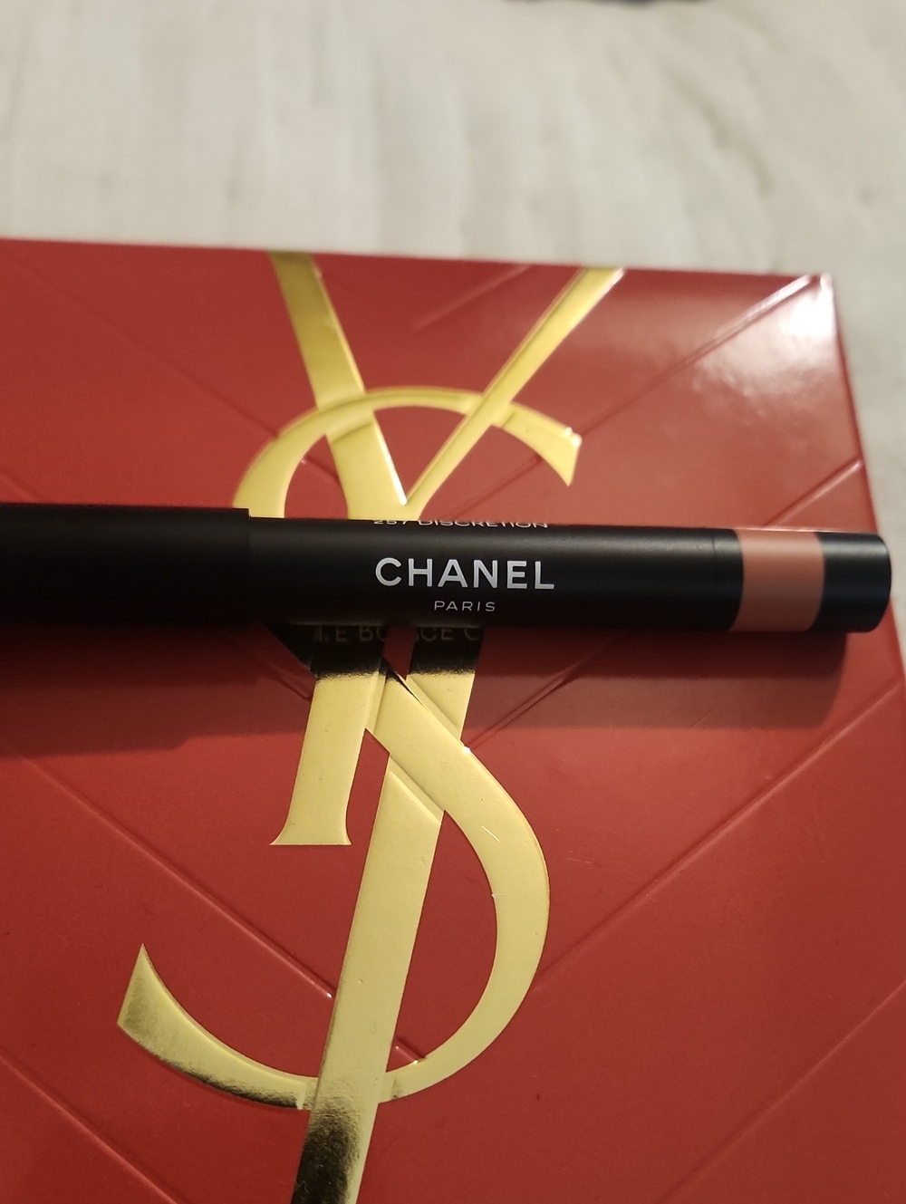 Chanel Le Rouge Crayon Mat Jumbo Longue Tenue Matte Lip Crayon
257-DISCRETION